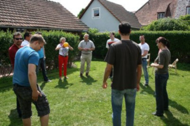 Gruppe mit Ball